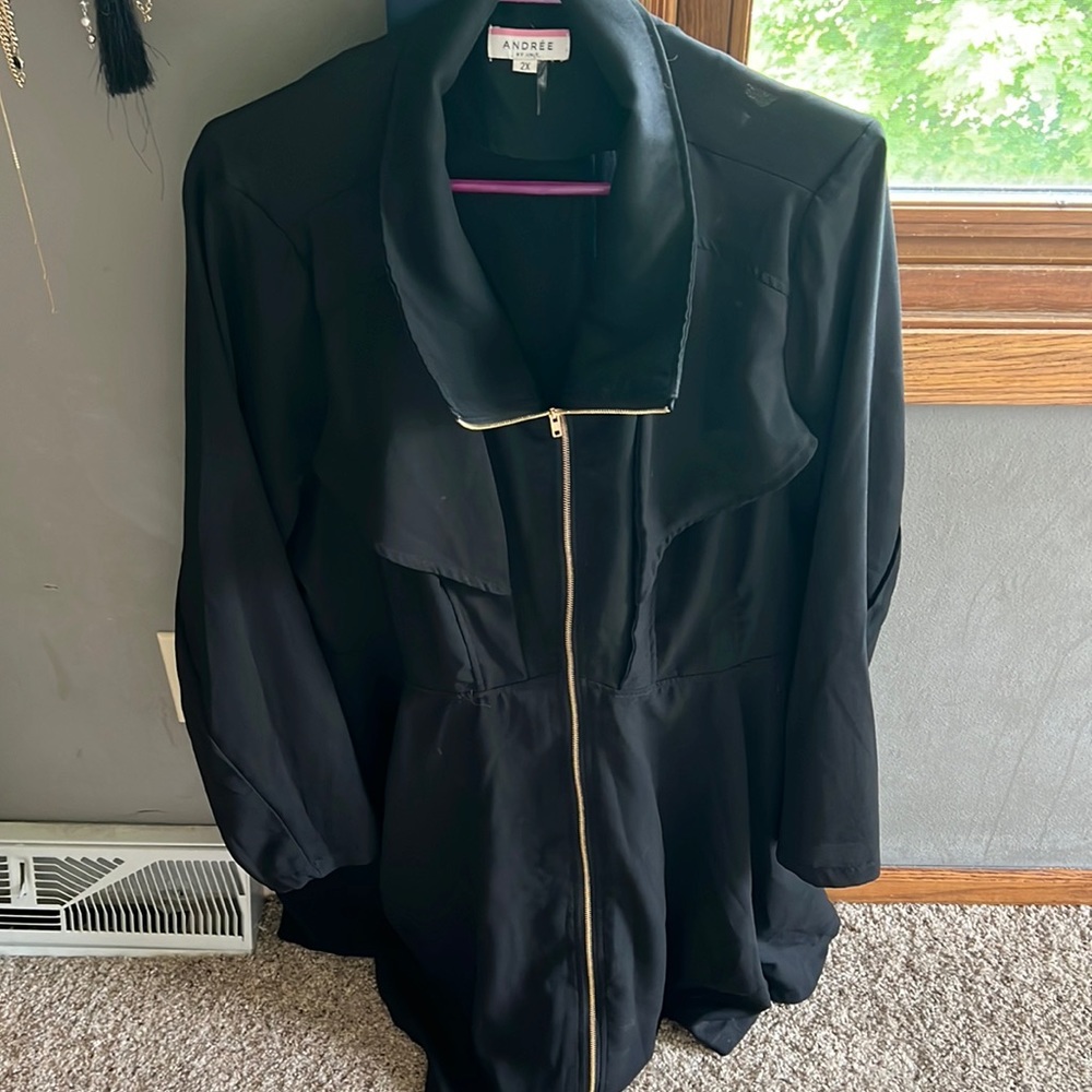 Fitted zip up blouse. Super cute!